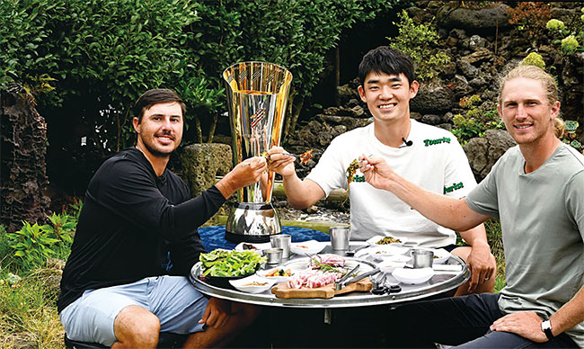 김비오(가운데)가 아시안투어 선수들과 함께 제주 흑돼지 구이 문화 체험 행사를 하고 있다. 아시안투어